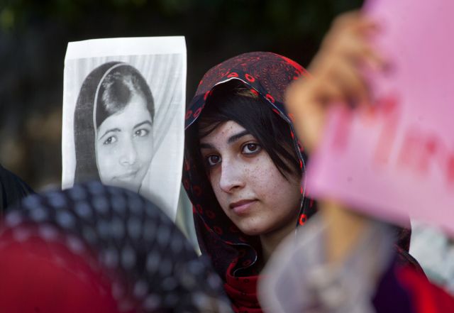 Στη Βρετανία για θεραπεία μεταφέρεται η 14χρονη Πακιστανή που πυροβολήθηκε στο κεφάλι